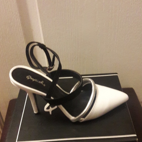 👠 NIB👠 Qupid White patten heels - Picture 2 of 4